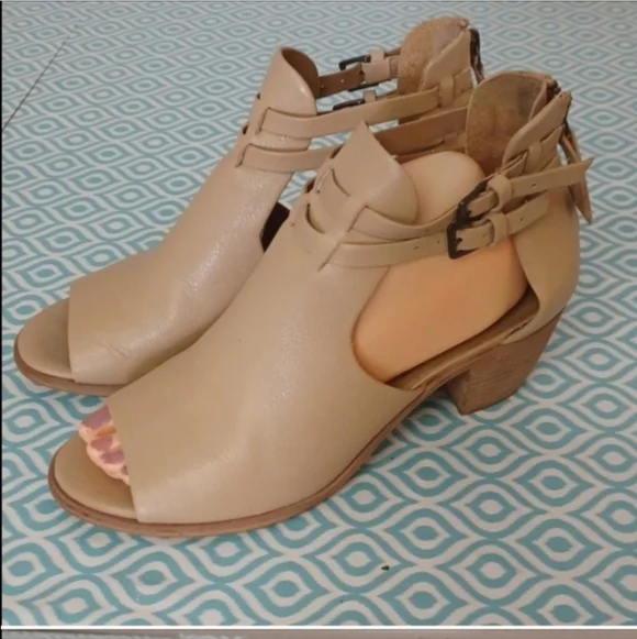 Matisse cut out booties buckles leather 9.5 - Picture 3 of 5